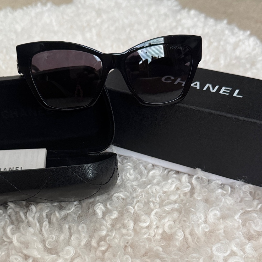 CHANEL Black Cat-Eye Sunglasses